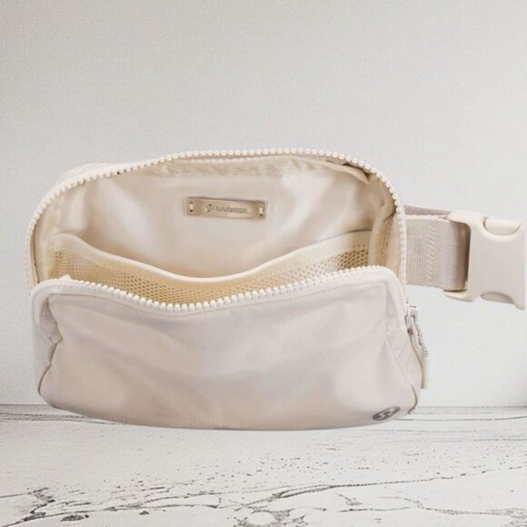 RARE! NEW Lululemon Everywhere Belt Bag (1L) - WHITE OPAL - Unisex Minimalist - Picture 10 of 11